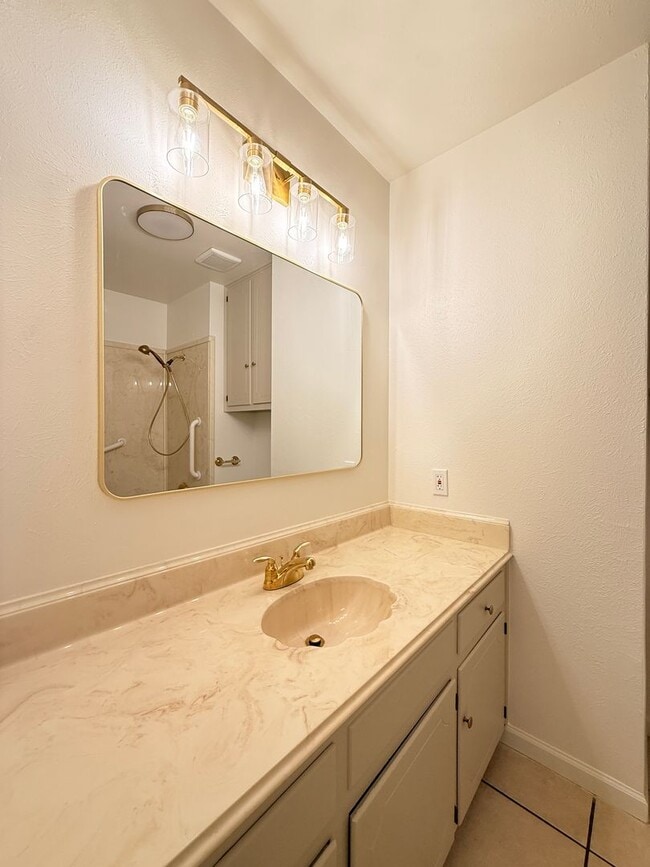 Building Photo - Beautiful 4 Bedroom 1.5 Bath - City View ISD