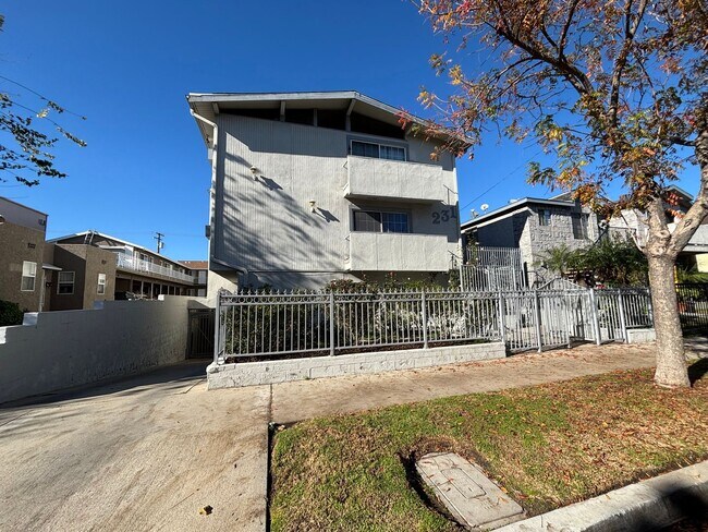 Building Photo - 231 W Tujunga Ave
