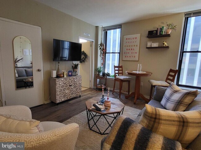 Building Photo - 135 S 19th St