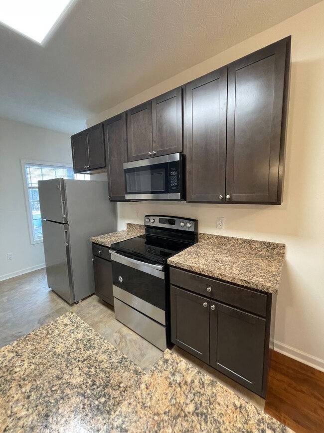 Building Photo - Like New Two Master Suite Apartment Townhouse