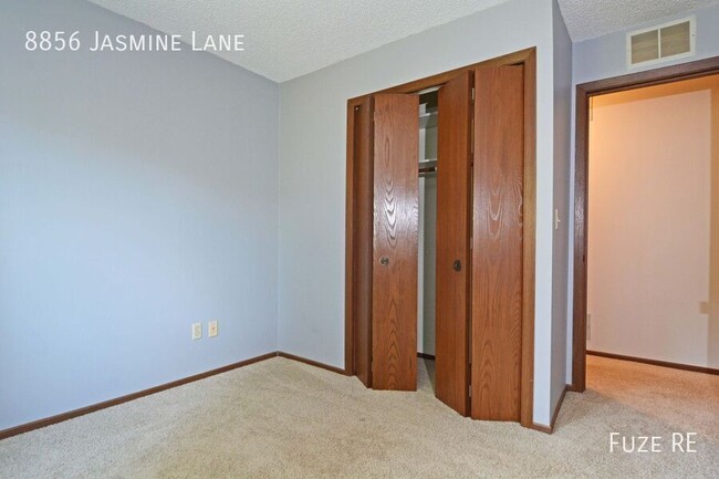 Building Photo - Stunning 2 BD / 1 BA Eden Prairie Town home.