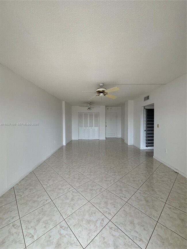 Building Photo - 400 Kings Point Dr