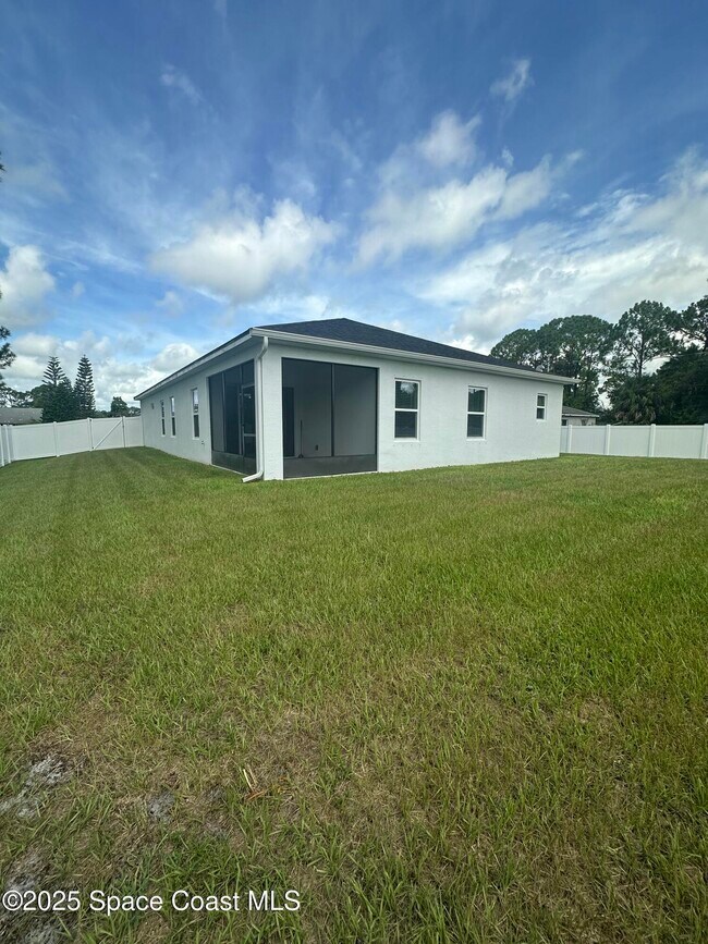 Building Photo - 871 Buchanan Ave SE