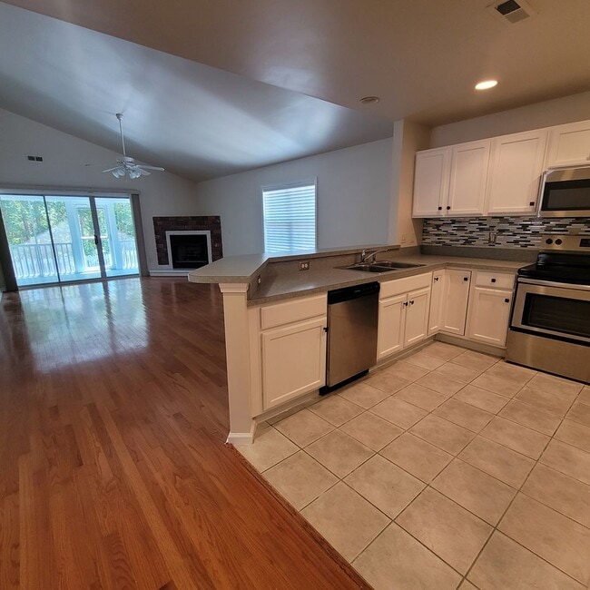 Building Photo - Welcome to this beautiful 3 bedroom, 2 bat...