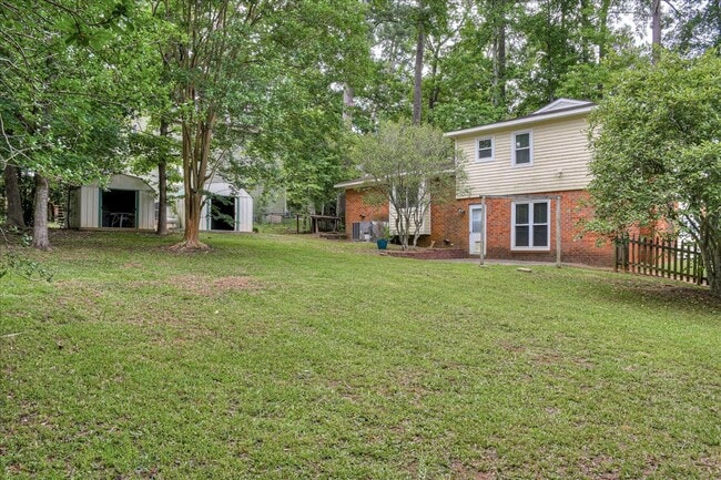 Building Photo - 303 Meadowlake Dr