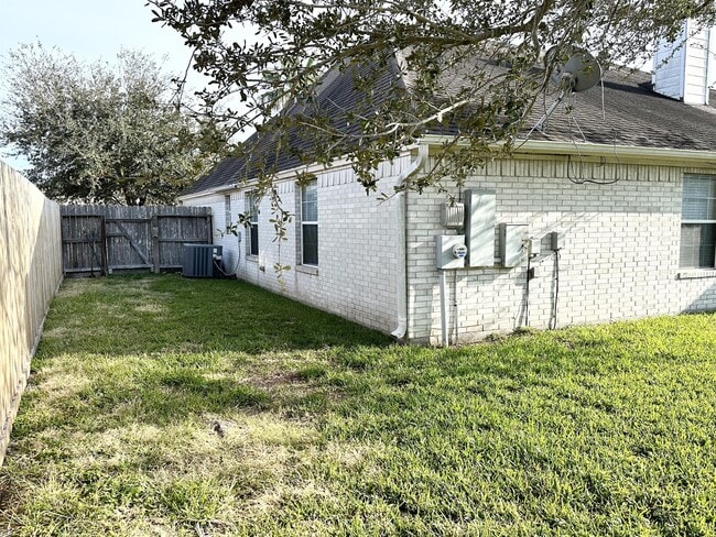 Building Photo - 7613 Bayonne Dr