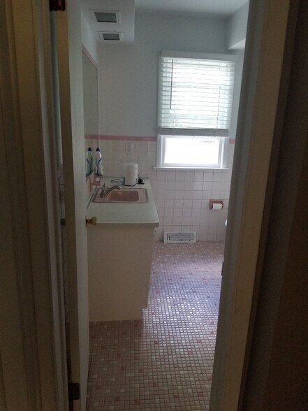 Full Bathroom - 2945 Warrensville Center Rd
