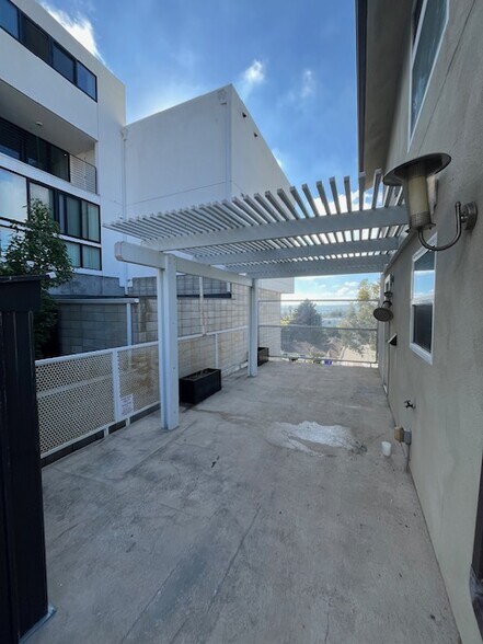 Large private patio with pergola roof - 2527 Union St
