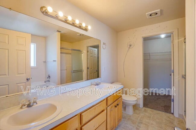 Building Photo - 8907 NE 84th St