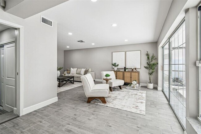 Building Photo - 2 S Treasure Dr