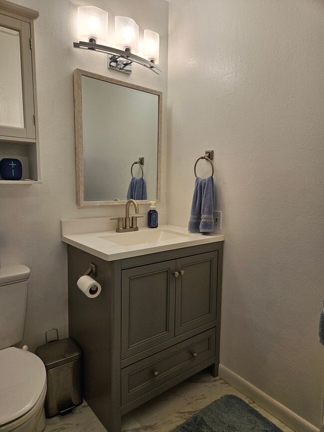 Building Photo - Everything you Need, 2 Bed, 1.5 Bath townh...
