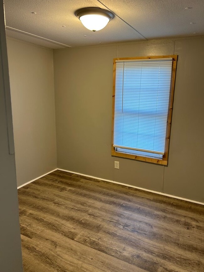 Building Photo - Must See! 3 BR, 2 BA in Pikeville school d...