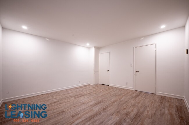 Building Photo - Spacious and Sunlit One-Bedroom Home Offer...