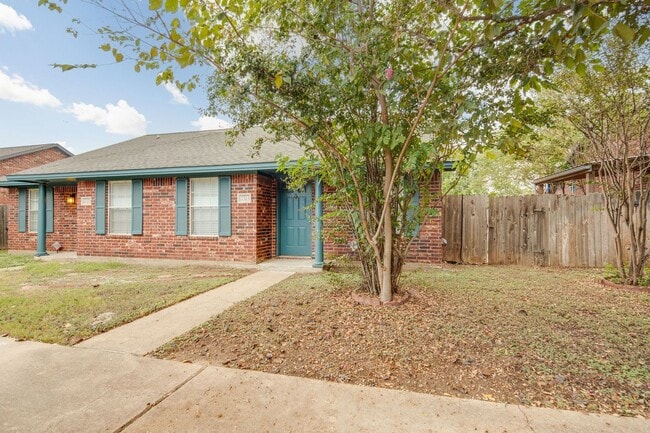 Building Photo - NOVEMBER Move in! 2/2 Duplex with fenced i...