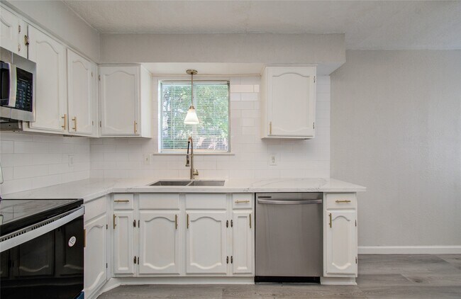 Building Photo - 16610 Cairngorm Dr