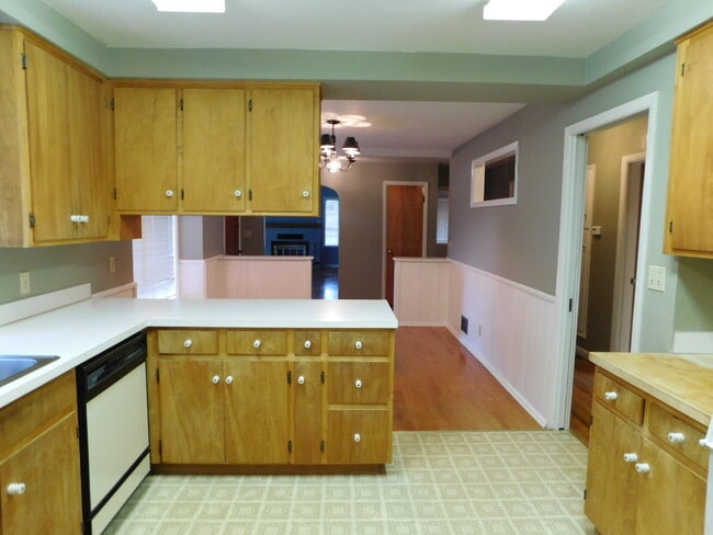 Building Photo - 4Bd/1.5Ba Two Story Home - Available End o...