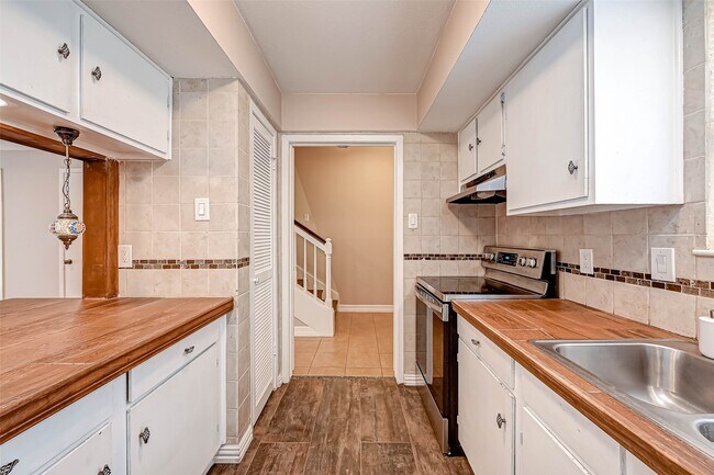 Building Photo - 2232 S Piney Point Rd