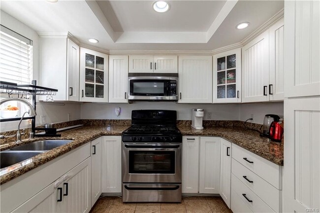 Building Photo - 410 W 220th St