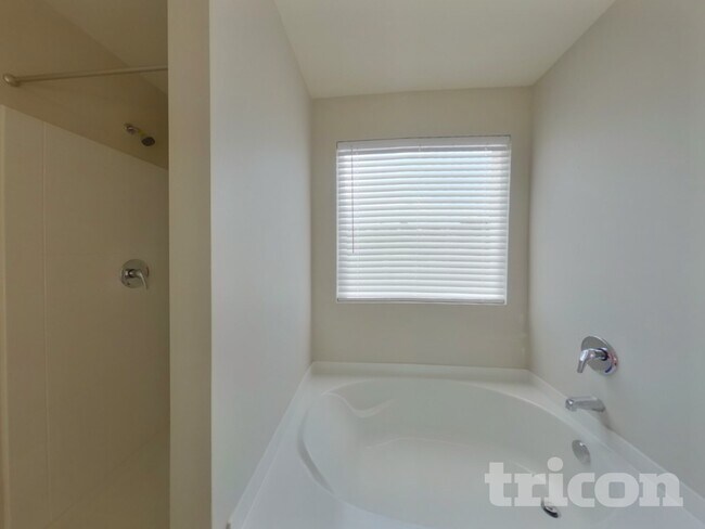 Building Photo - 117 Vermillian Dr