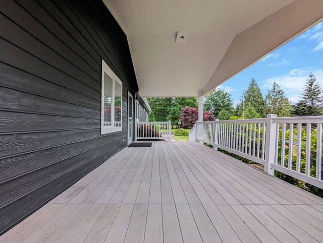 Building Photo - Fully remodeled & updated 3 bed 2 bath hom...
