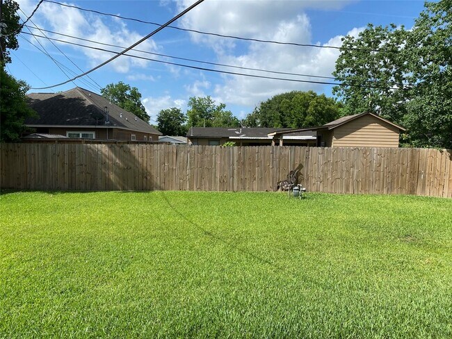 Building Photo - 5018 Kenilwood Dr