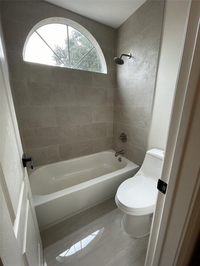 Building Photo - 5622 Lake Pl Dr