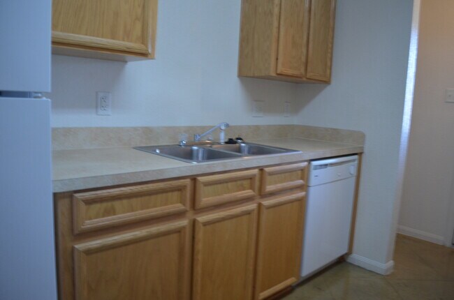 Building Photo - 928 Rosewood Dr