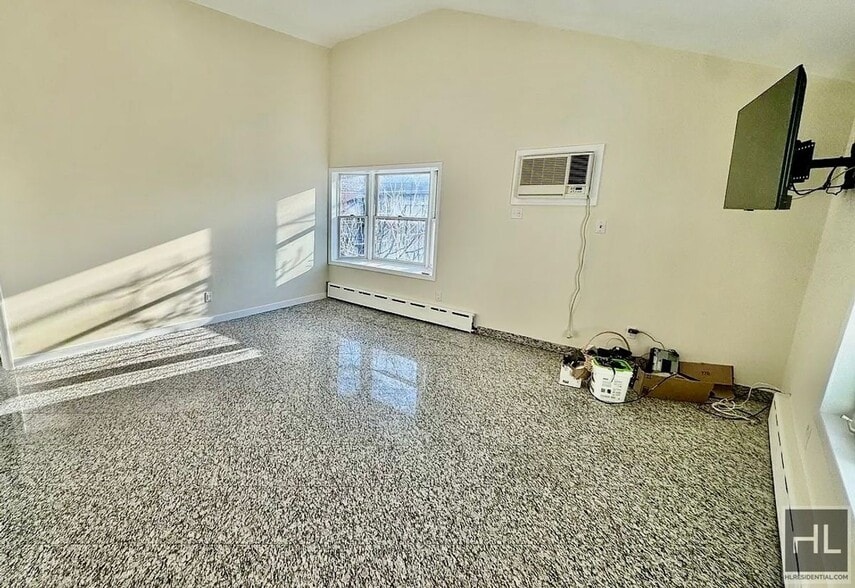 Building Photo - 2.5 bedroom, 1 bath with private porch, Dw, microwave & W/D utilities included