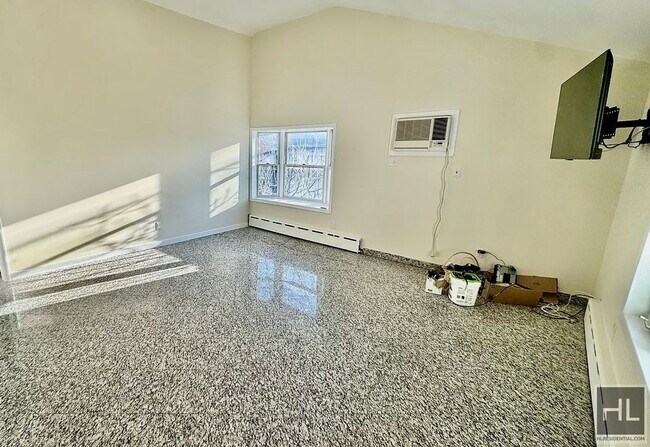 Building Photo - 2.5 bedroom, 1 bath with private porch, Dw, microwave & W/D utilities included