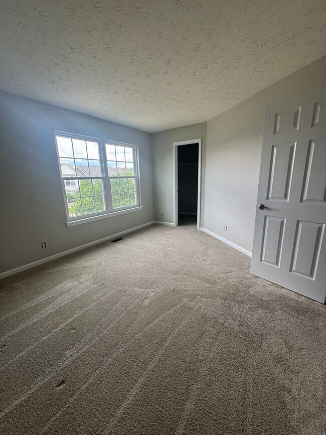 Building Photo - Three Bedroom Home with Fenced in Yard!