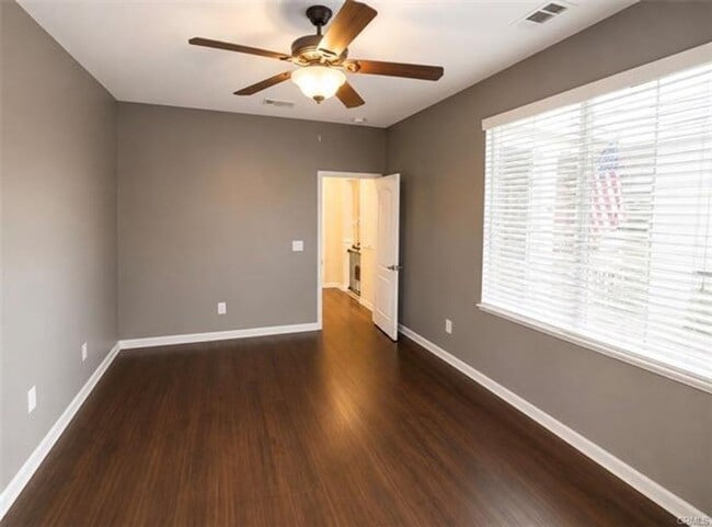 Building Photo - Spacious Single Story Home