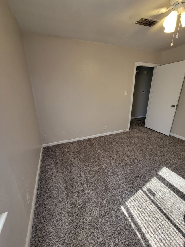 Building Photo - 3 Bedroom 1 Bath Home