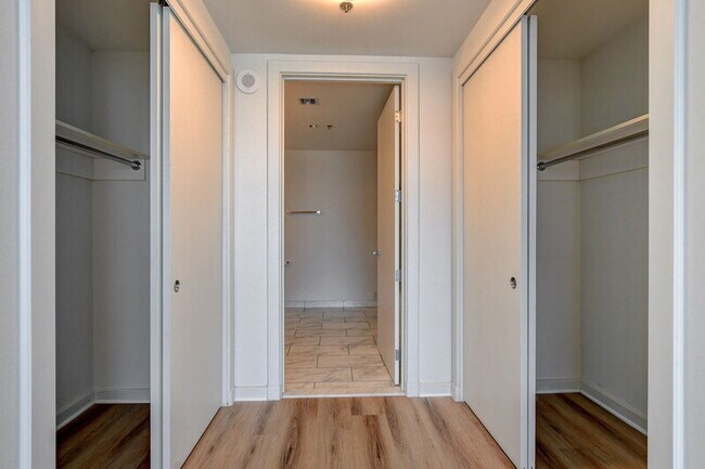 Building Photo - 4471 Dean Martin Dr