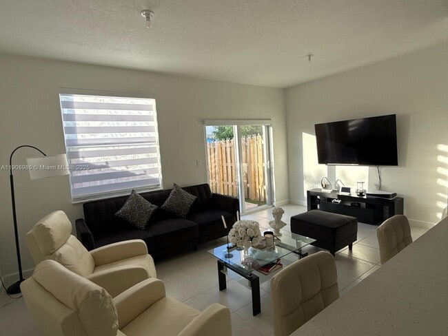 Building Photo - 2894 SE 26th Ter