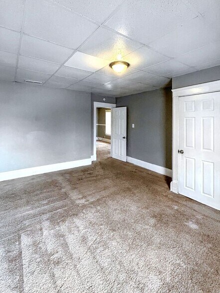Building Photo - 5806 Bonna Ave