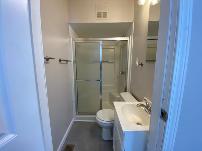 Building Photo - Spacious, Fully Updated 3BR/2BA on a Quiet Dead-End Street