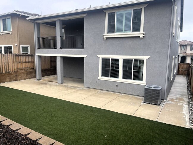 Building Photo - 5 Bedrooms Home in Russell Ranch