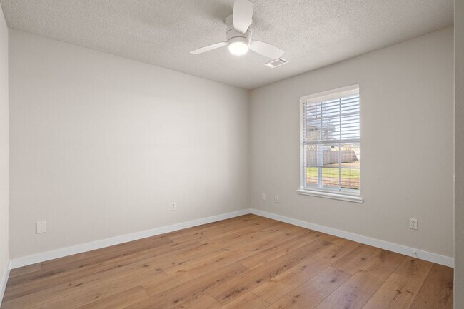 Building Photo - Newly Remodeled Beautiful 3 Bedroom Home