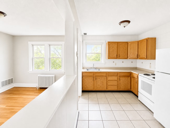 Interior Photo - STATESMAN APARTMENTS -- 081