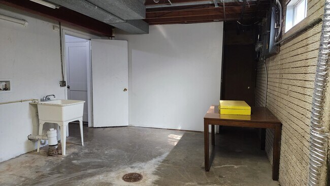 Building Photo - 2418 Adler Cir