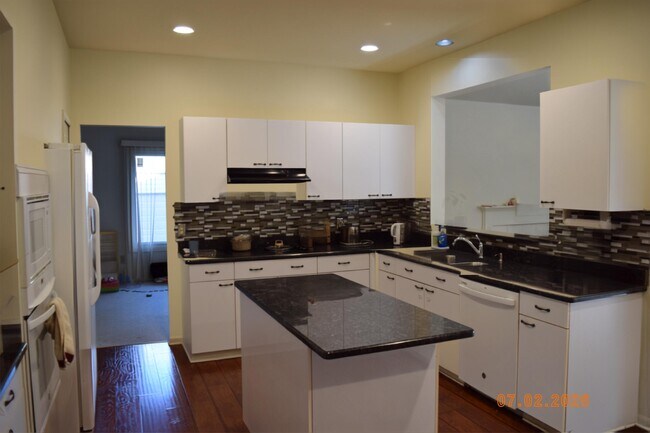 Building Photo - 1431 Provincial Dr