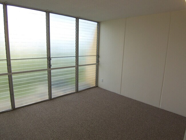 Building Photo - Ridgecrest ~ Spacious 2 Bedroom w/ 2 Reser...