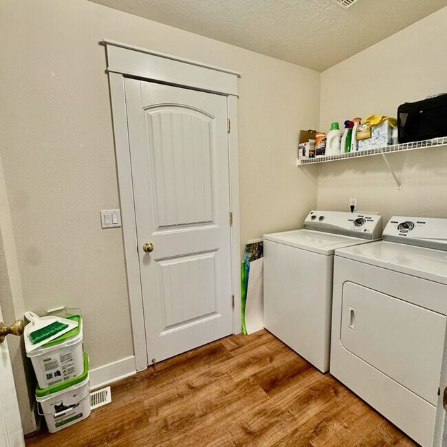 Building Photo - Cute 3 bed 2 bath unit for rent!