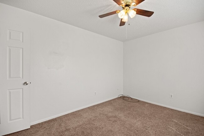 Building Photo - Bright Townhome in Lakewood!
