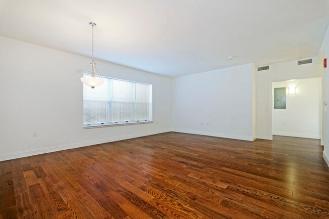 Building Photo - 10 Byron Pl