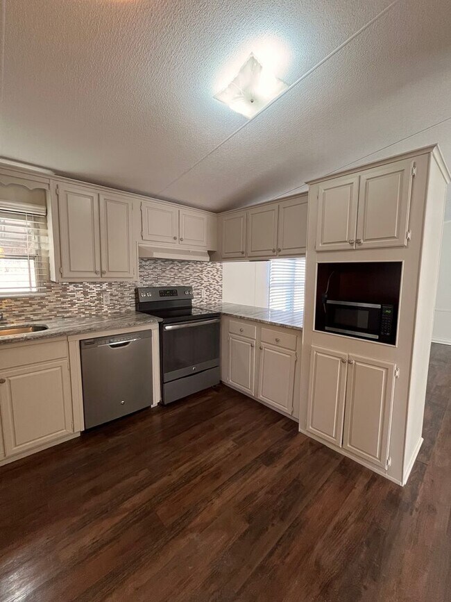 Building Photo - Mobile home in country setting