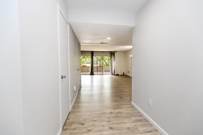 Building Photo - 725 Peninsula Ct