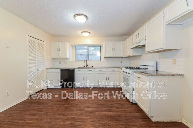 Building Photo - 8005 Meadowlark Ln