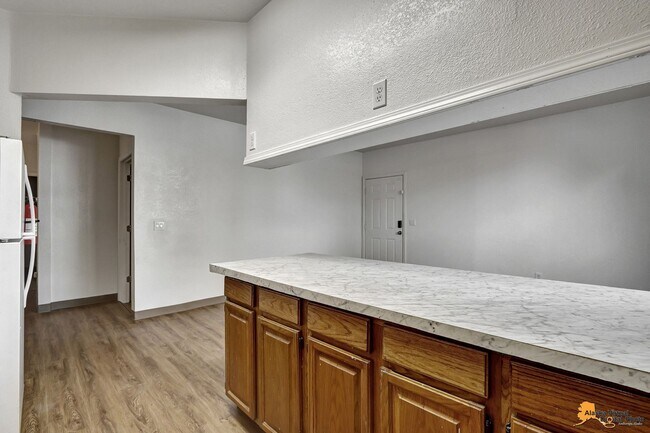 Building Photo - 906 W 29th Place