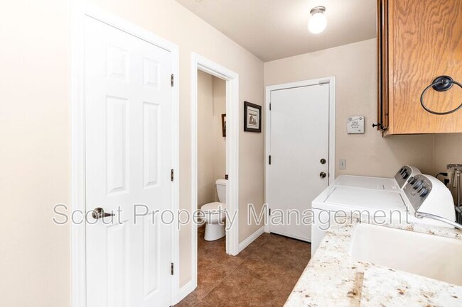 Building Photo - 1028 Capra Way